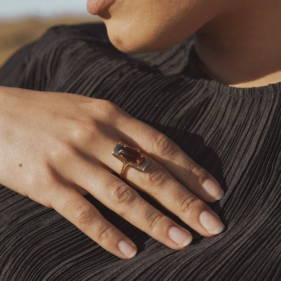 close up of a model wearing the walton ring on middle finger