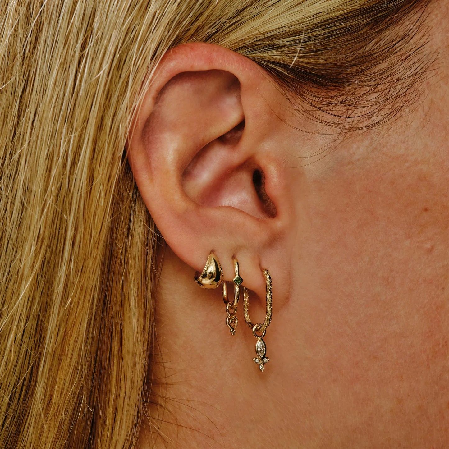 Reverse Set Emerald Oval Clicker