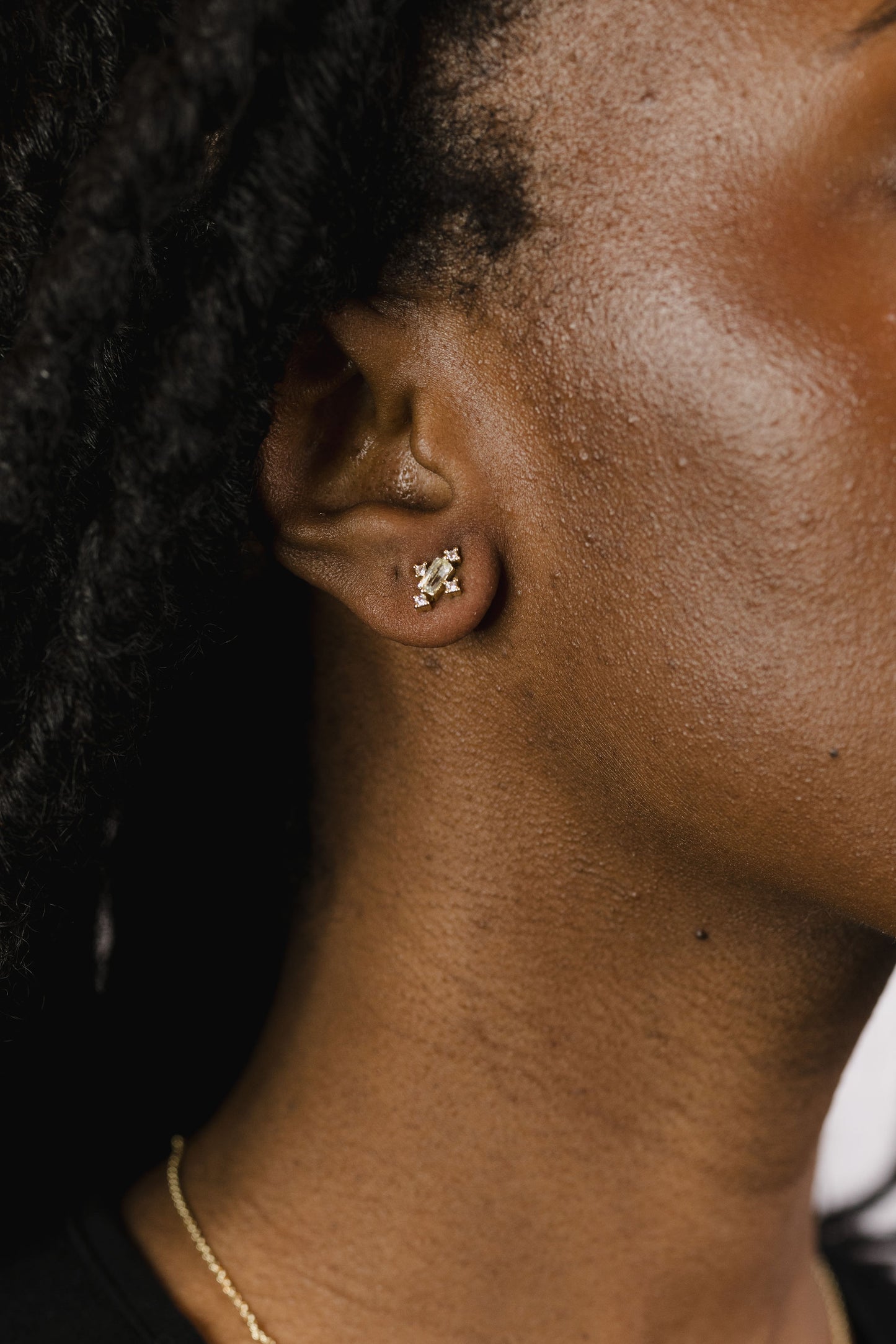 Load image into Gallery viewer, Paris earrings on a model

