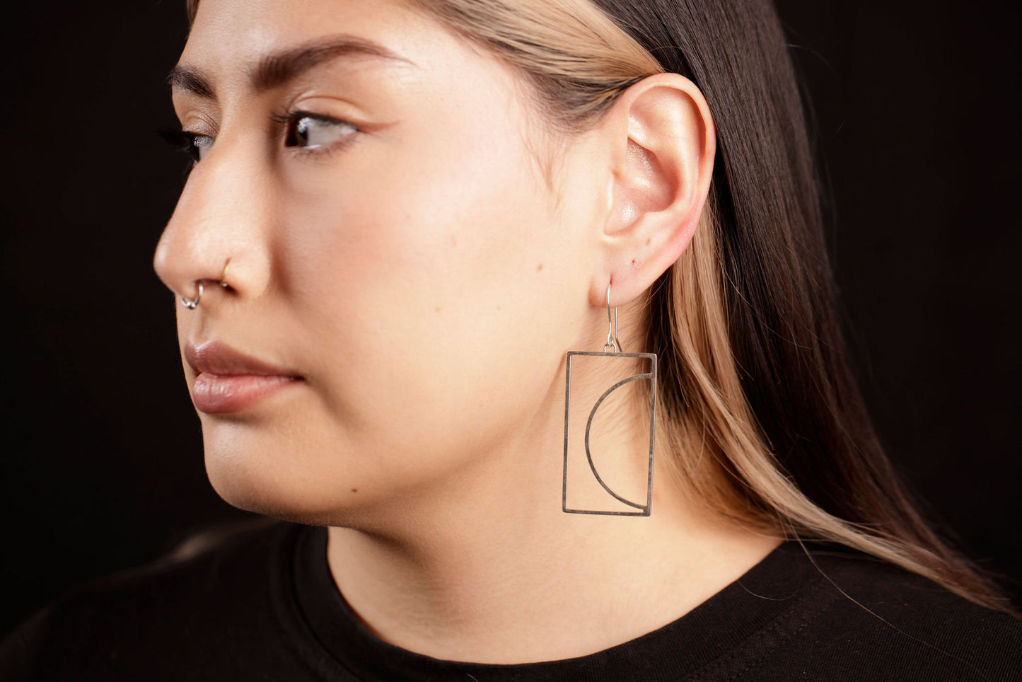 arco dangle earrings on model