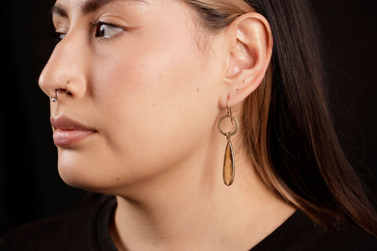 Load image into Gallery viewer, quartz drop earring on model
