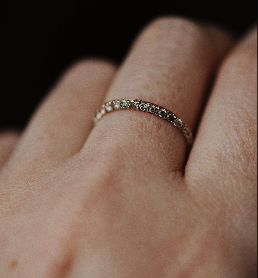 close up of the salt and pepper diamond ring on a hand
