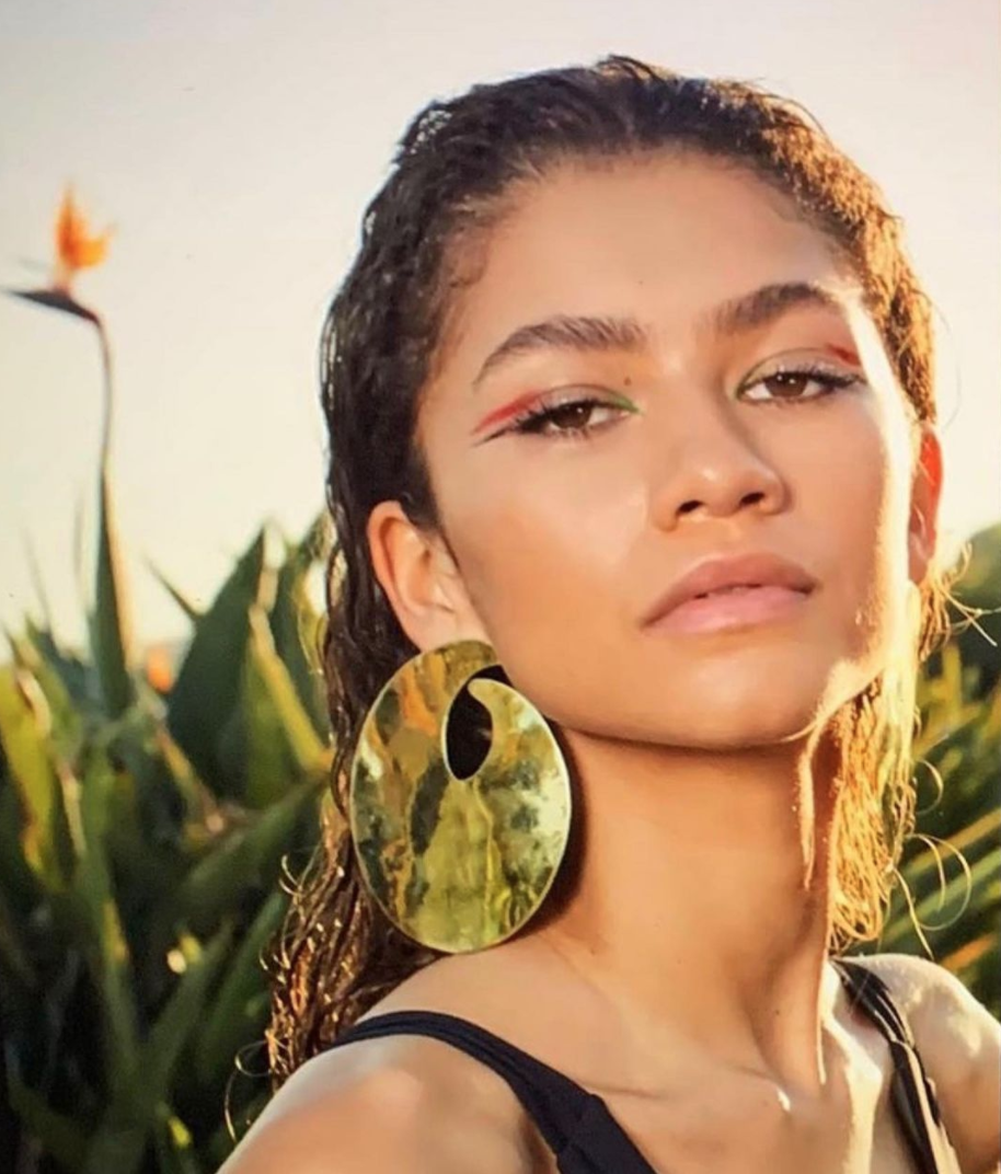 zendaya wearing the large abstract palette earrings