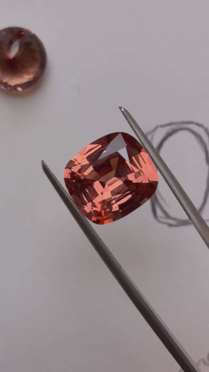 Load and play video in Gallery viewer, Cushion Malaya Garnet
