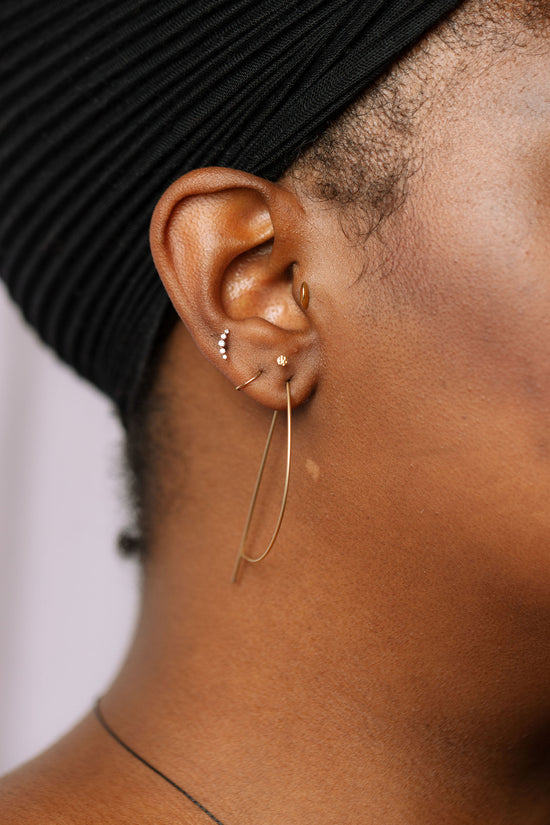 Load image into Gallery viewer, Ultra thin elipse earrings on model

