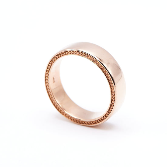 side view of the 6mm rose gold wheat pattern band