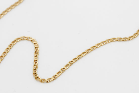 detail shot of the 14k mariner chain