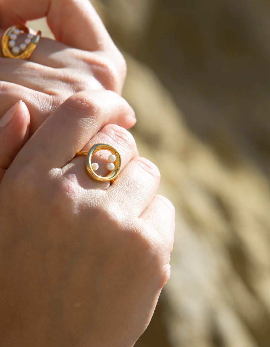 Load image into Gallery viewer, close up of model wearing the bubble pearl ring
