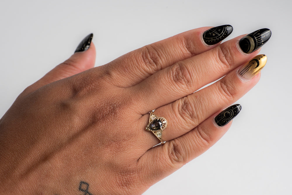 Salt and pepper diamond ring in yellow gold on a model's hand